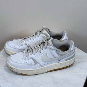 🔥Nike Women’s White Nike Sneakers Size 9 EUC🔥